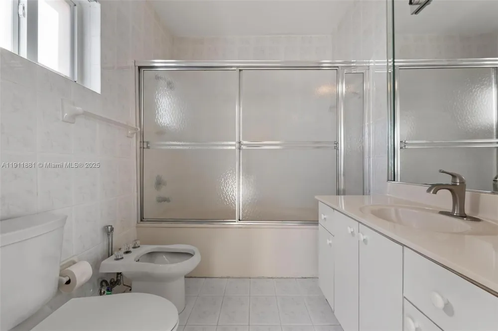 8761 NW 142nd St Miami Lakes, FL 33018