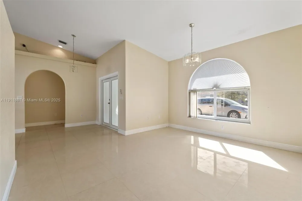 8761 NW 142nd St Miami Lakes, FL 33018