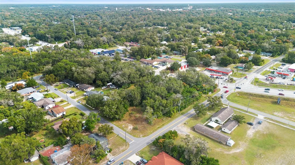 905 W BERESFORD AVENUE Deland, FL 32720