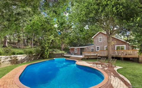 16 Peconic Road
