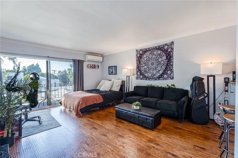 15344 Weddington Sherman Oaks, CA 91411