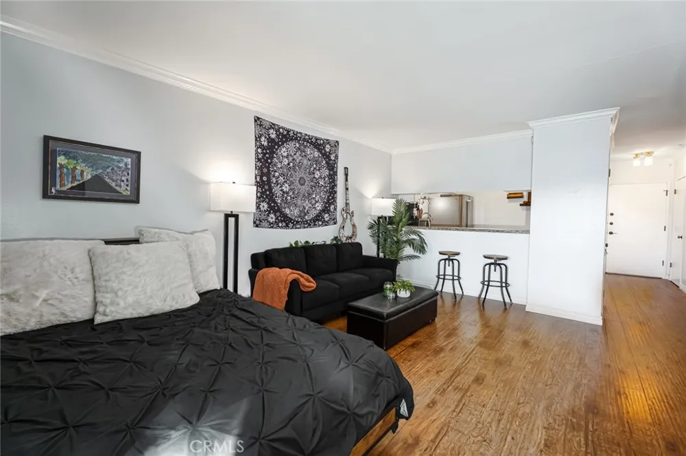 15344 Weddington Sherman Oaks, CA 91411