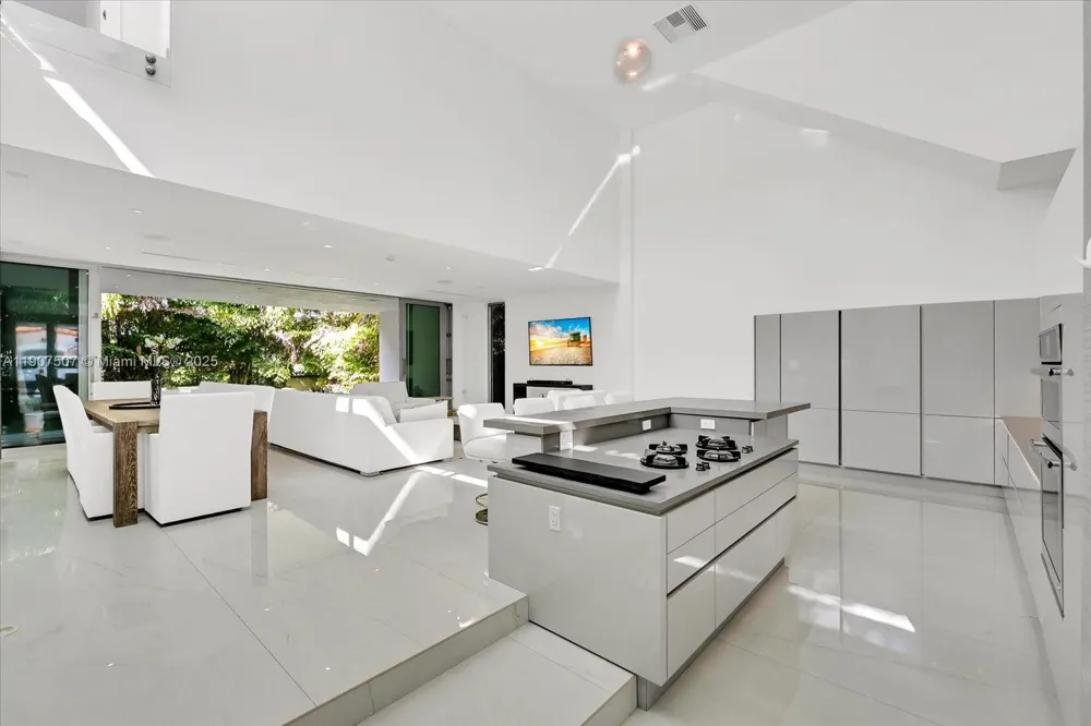 7830 Atlantic Way Miami Beach, FL 33141