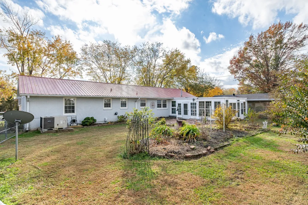 502 9th St Lawrenceburg, TN 38464