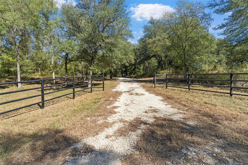 684 County Road 473 Lott, TX 76656
