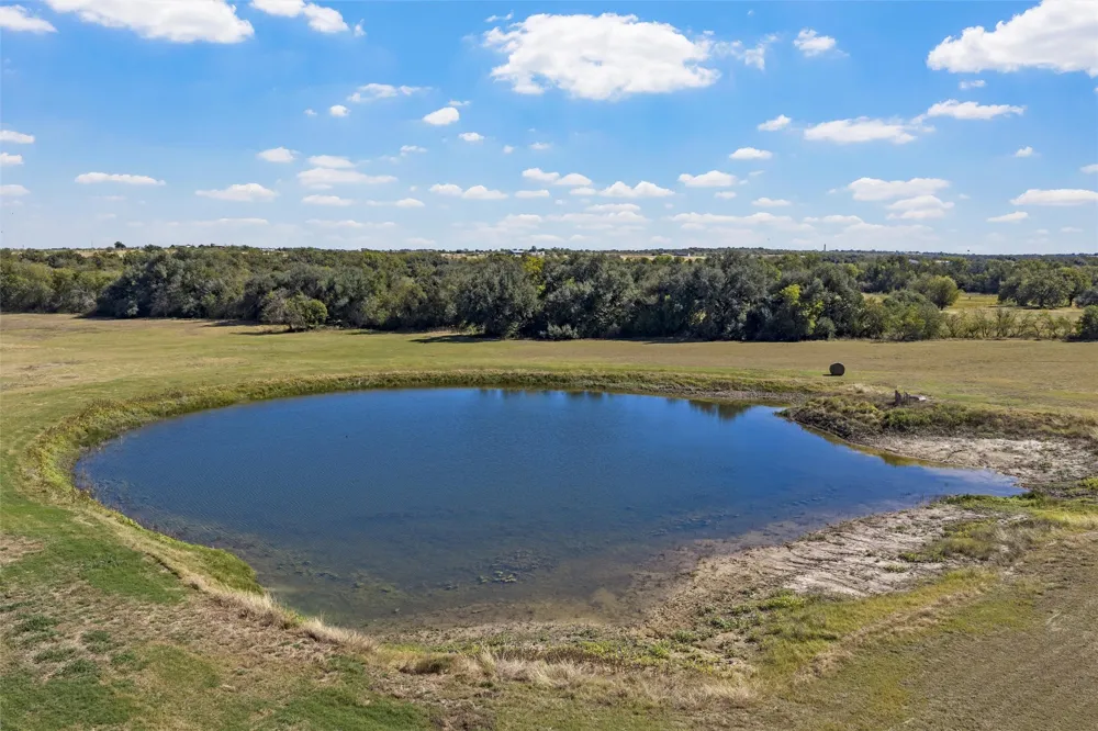 684 County Road 473 Lott, TX 76656