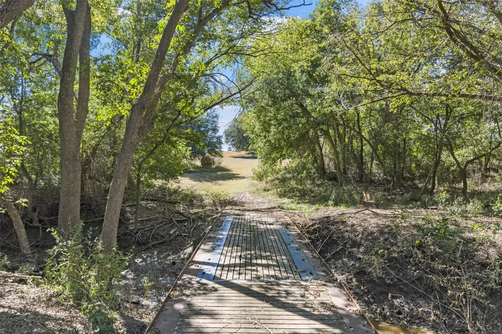 684 County Road 473 Lott, TX 76656