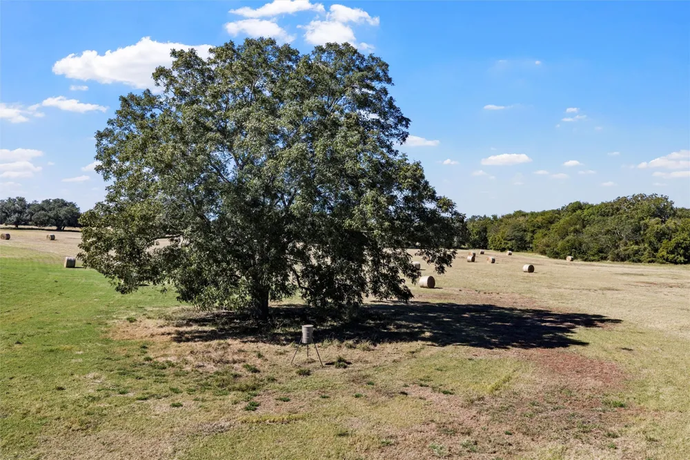 684 County Road 473 Lott, TX 76656