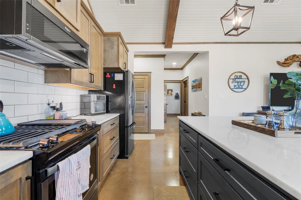 684 County Road 473 Lott, TX 76656