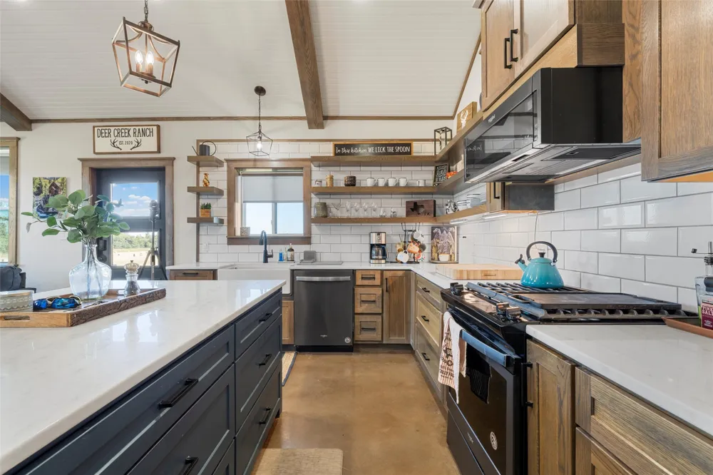 684 County Road 473 Lott, TX 76656