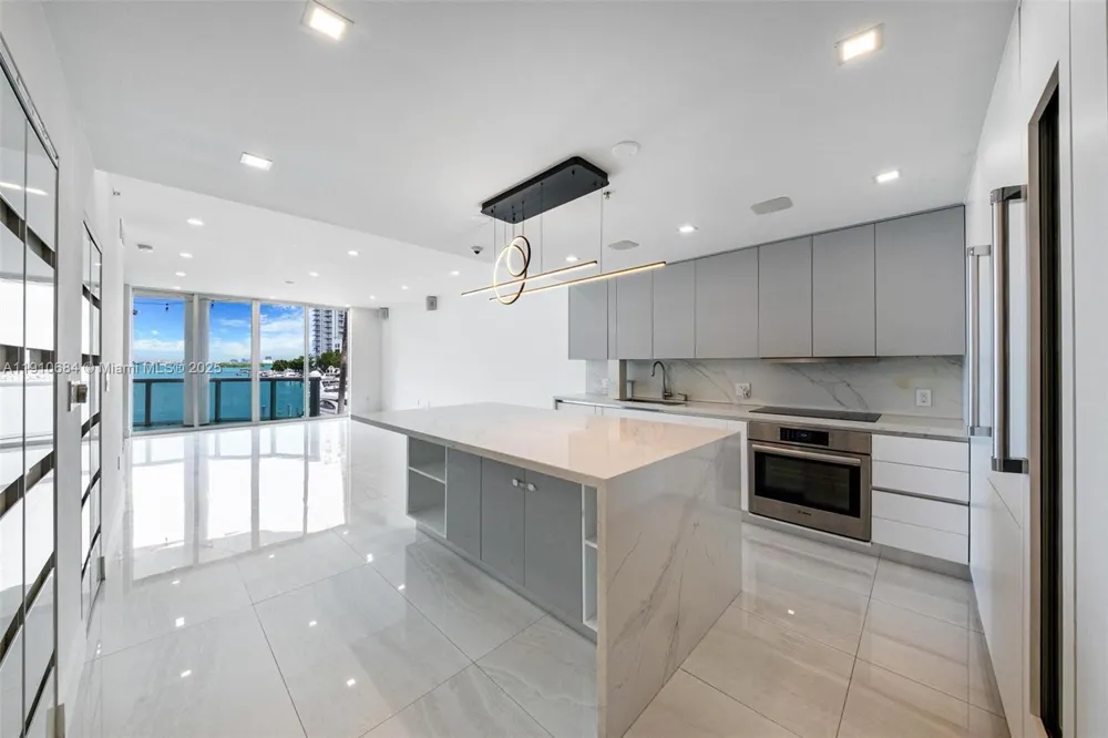 7918 Harbour Island Dr #207 North Bay Village, FL 33141