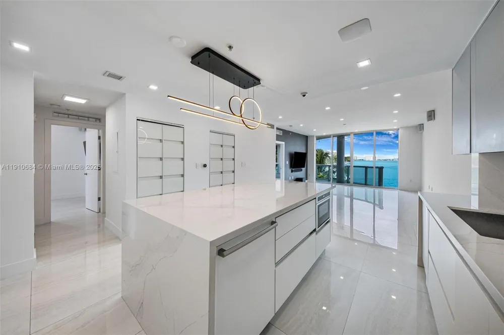 7918 Harbour Island Dr #207 North Bay Village, FL 33141