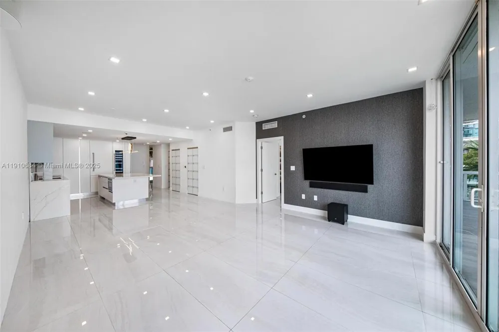 7918 Harbour Island Dr #207 North Bay Village, FL 33141