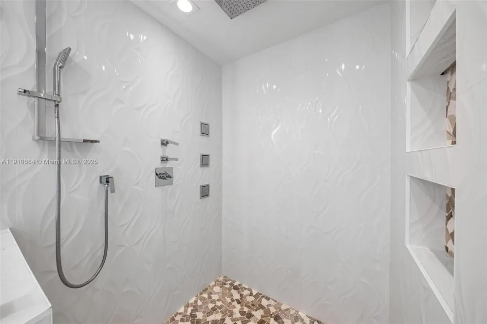 7918 Harbour Island Dr #207 North Bay Village, FL 33141