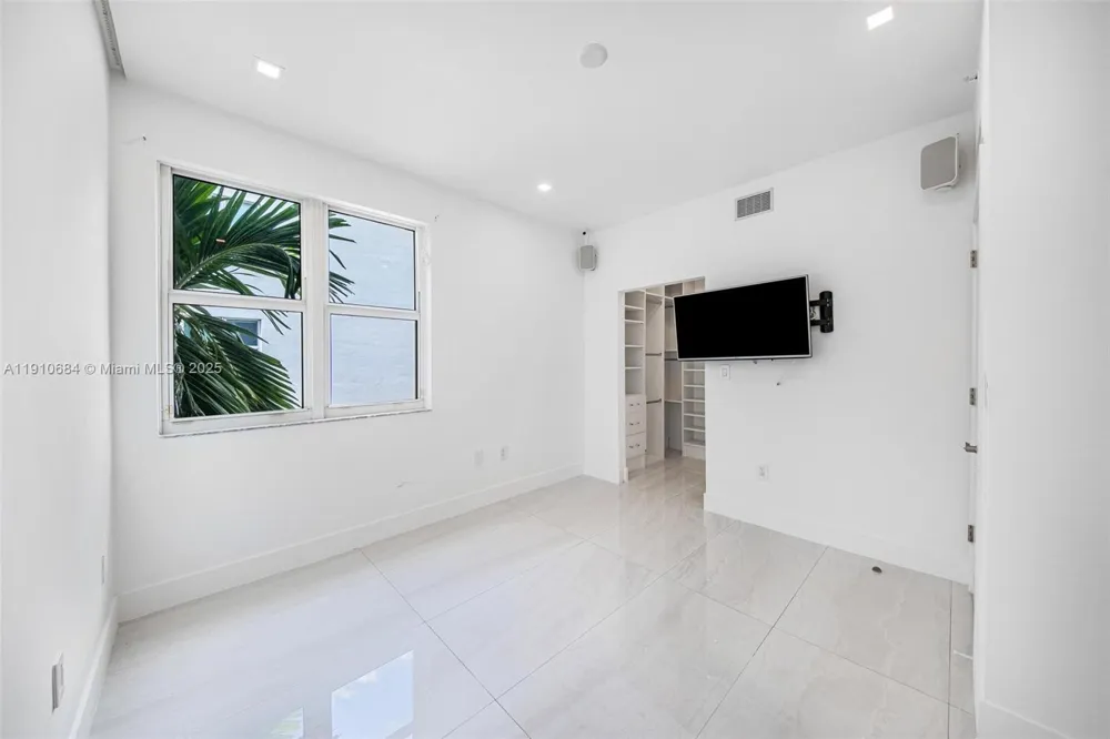 7918 Harbour Island Dr #207 North Bay Village, FL 33141
