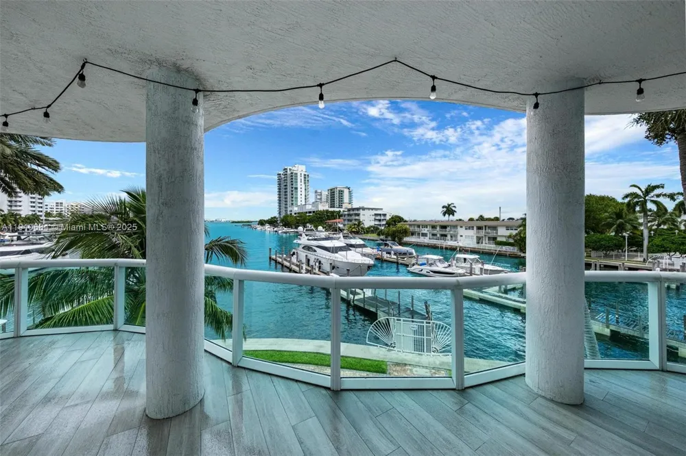 7918 Harbour Island Dr #207 North Bay Village, FL 33141