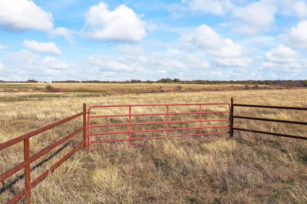 1315 Fm 677 S St Jo, TX 76265