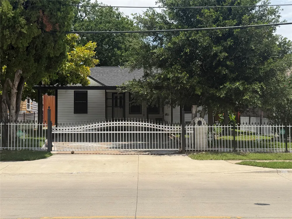 1318 S Ewing Avenue Dallas, TX 75216