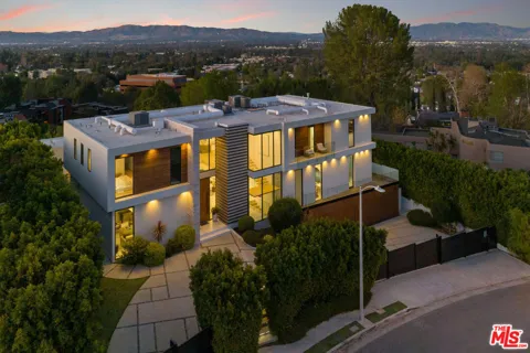 16801 Oak View Drive