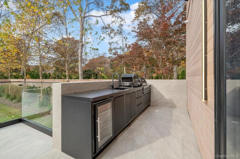 21 Westwood Road Wainscott, NY 11975
