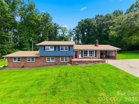 304 Parlier Avenue NE