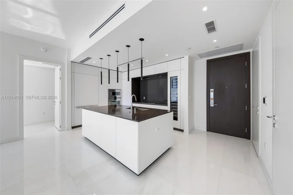 300 Biscayne Boulevard Way #3506W Miami, FL 33131