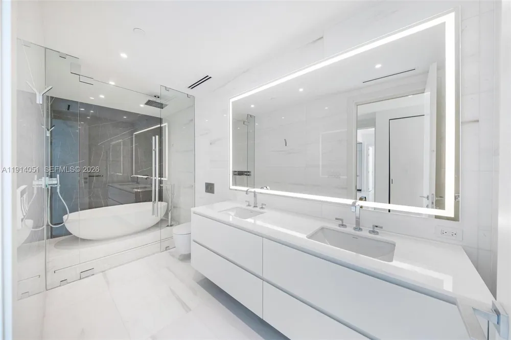300 Biscayne Boulevard Way #3506W Miami, FL 33131
