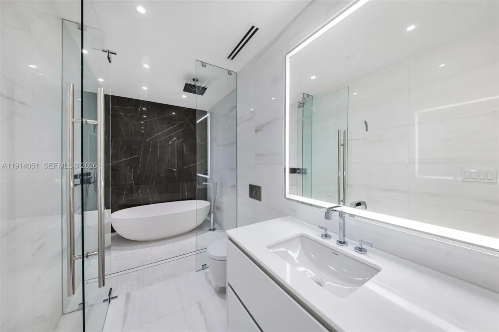 300 Biscayne Boulevard Way #3506W Miami, FL 33131