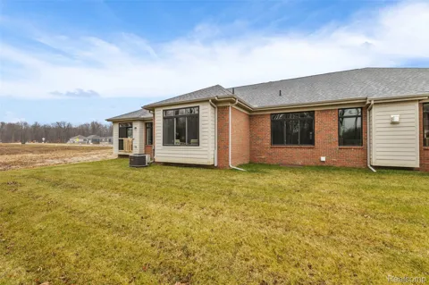 55589 Oak Pointe