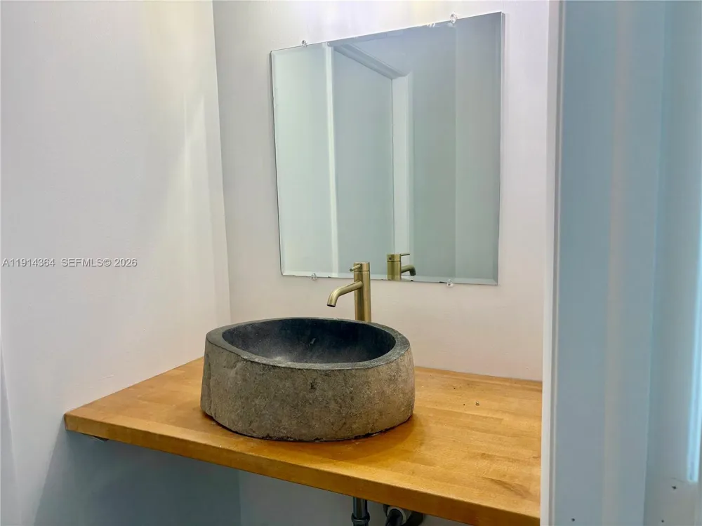 1800 Bayshore Dr #306 Miami, FL 33132