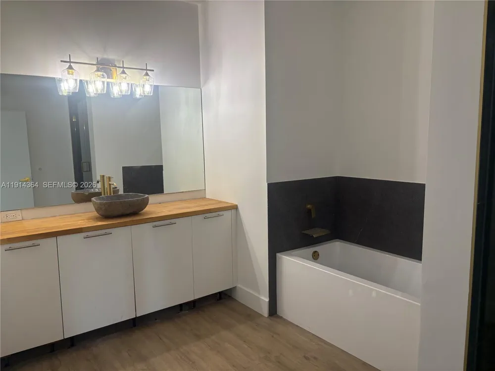 1800 Bayshore Dr #306 Miami, FL 33132