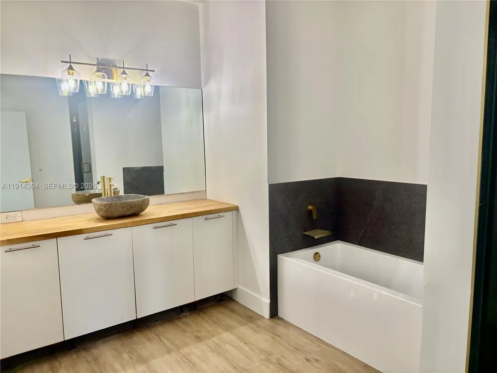 1800 Bayshore Dr #306 Miami, FL 33132