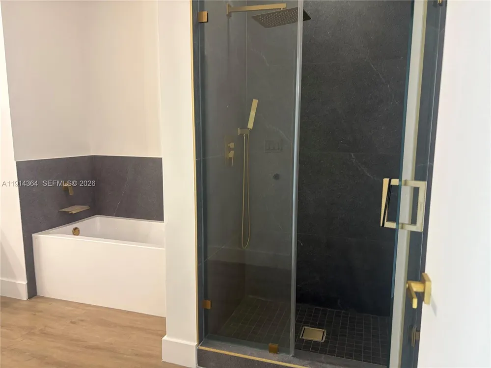 1800 Bayshore Dr #306 Miami, FL 33132