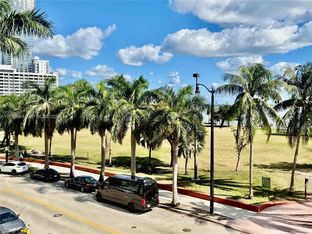 1800 Bayshore Dr #306 Miami, FL 33132