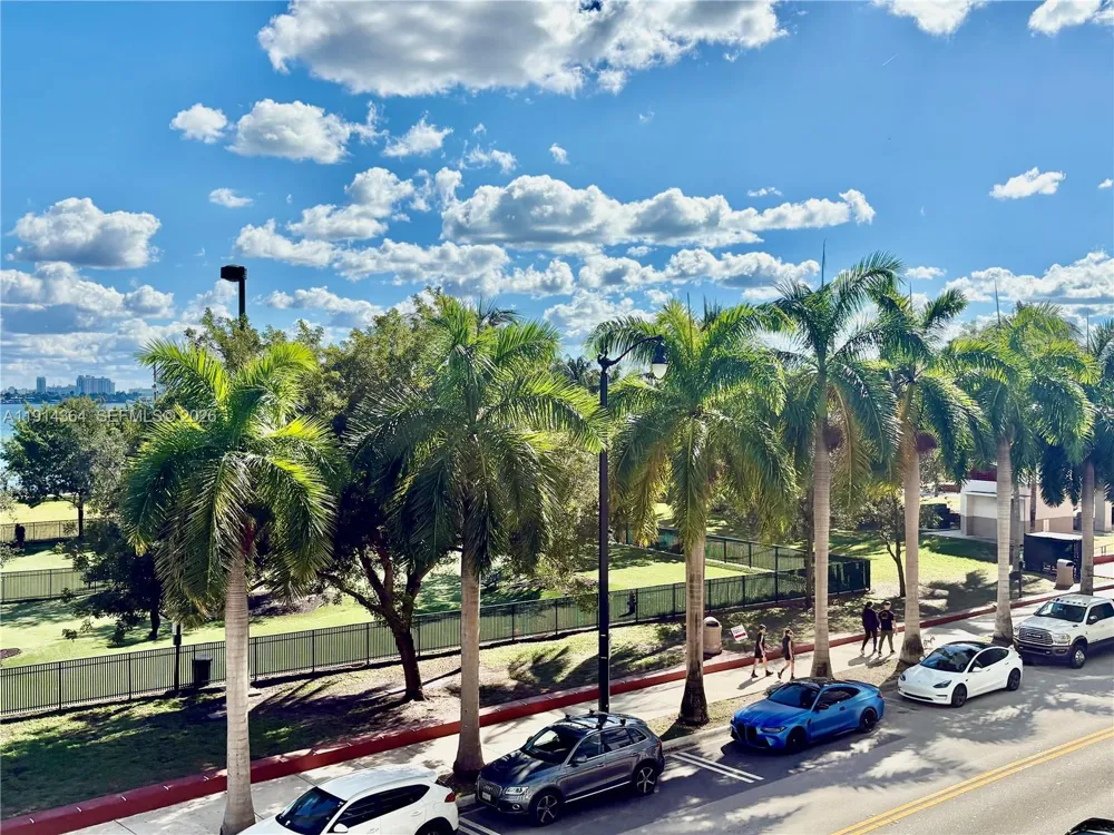 1800 Bayshore Dr #306 Miami, FL 33132