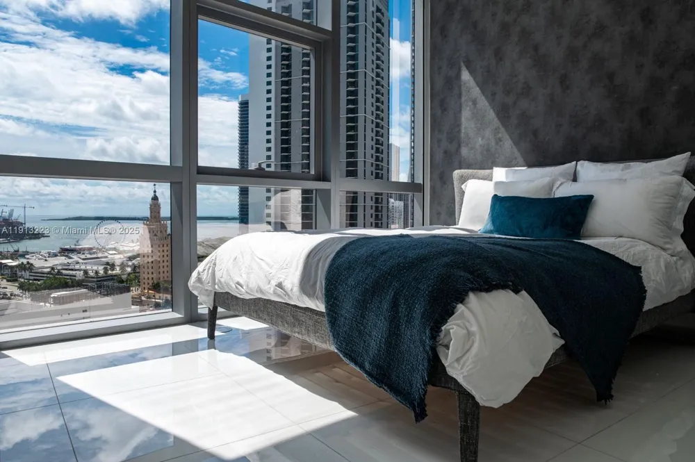 851 NE 1st Ave #1811 Miami, FL 33132