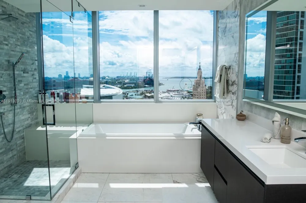 851 NE 1st Ave #1811 Miami, FL 33132