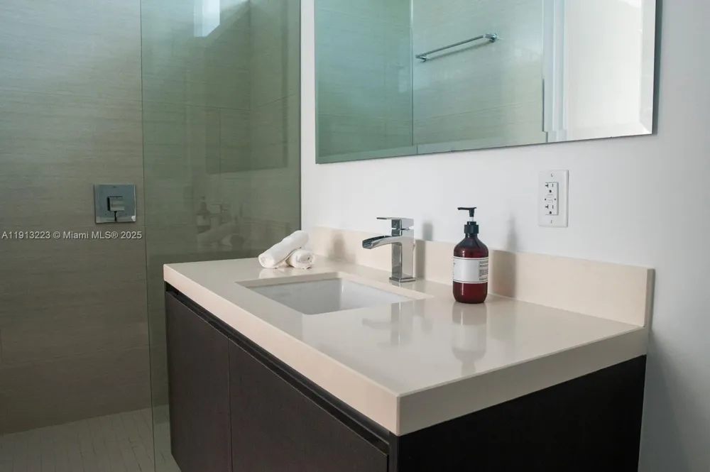 851 NE 1st Ave #1811 Miami, FL 33132