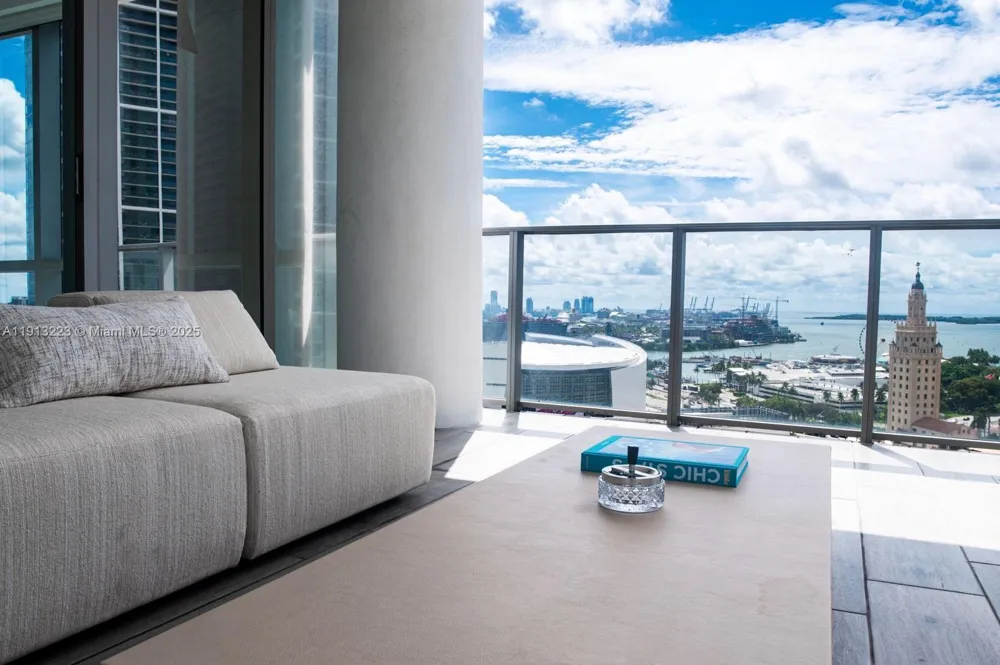 851 NE 1st Ave #1811 Miami, FL 33132