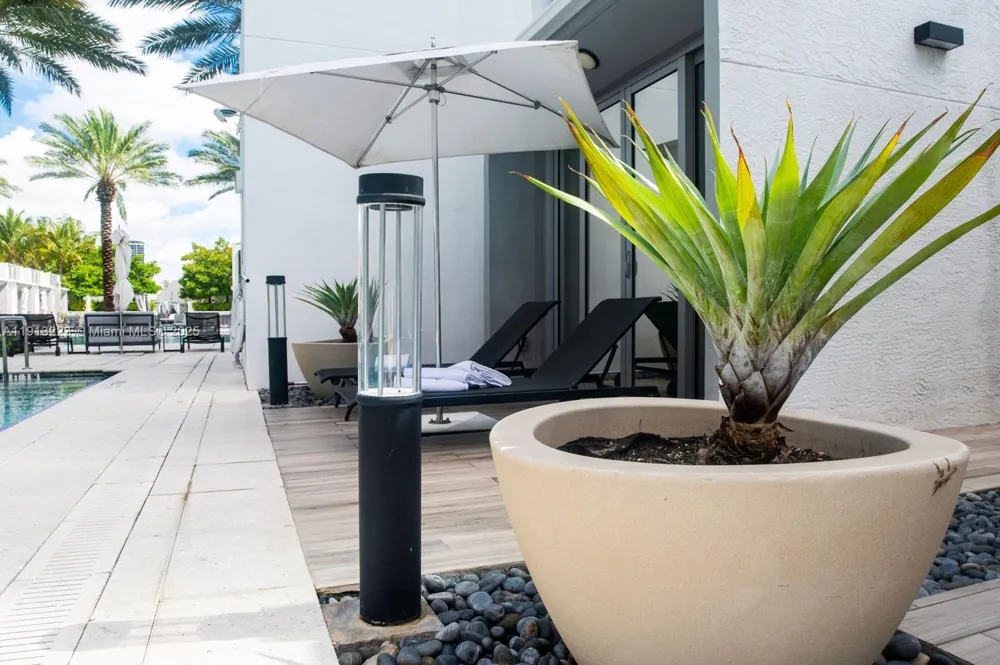 851 NE 1st Ave #1811 Miami, FL 33132