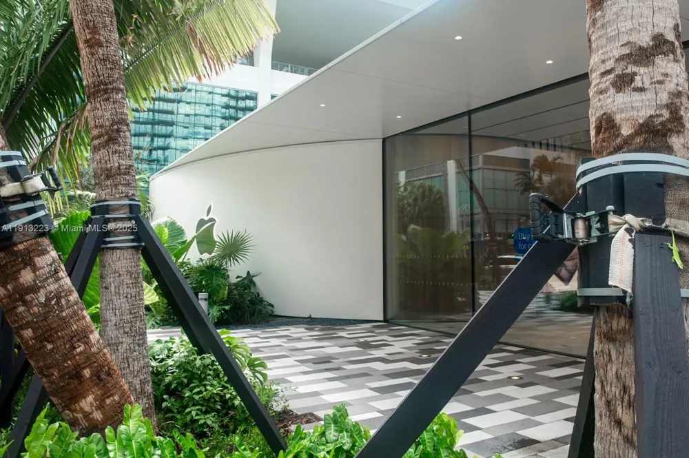 851 NE 1st Ave #1811 Miami, FL 33132