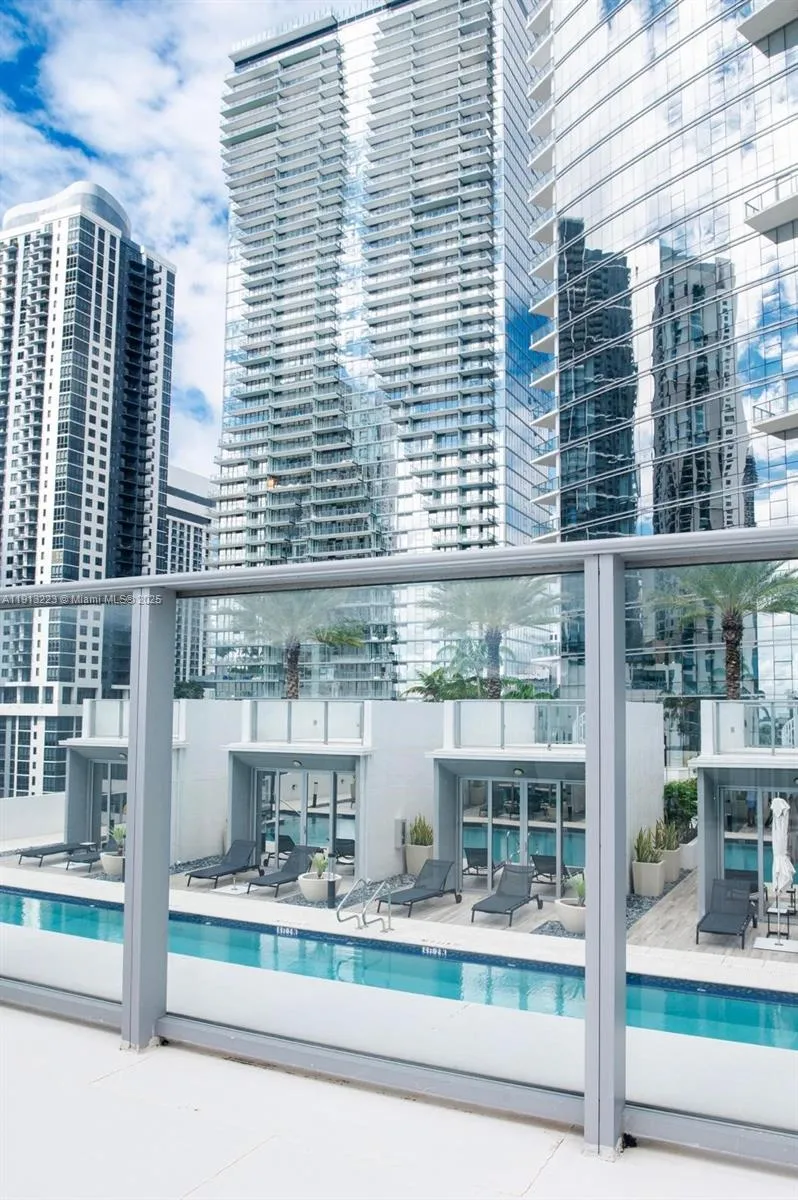 851 NE 1st Ave #1811 Miami, FL 33132