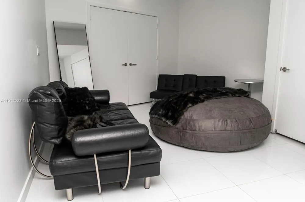 851 NE 1st Ave #1811 Miami, FL 33132