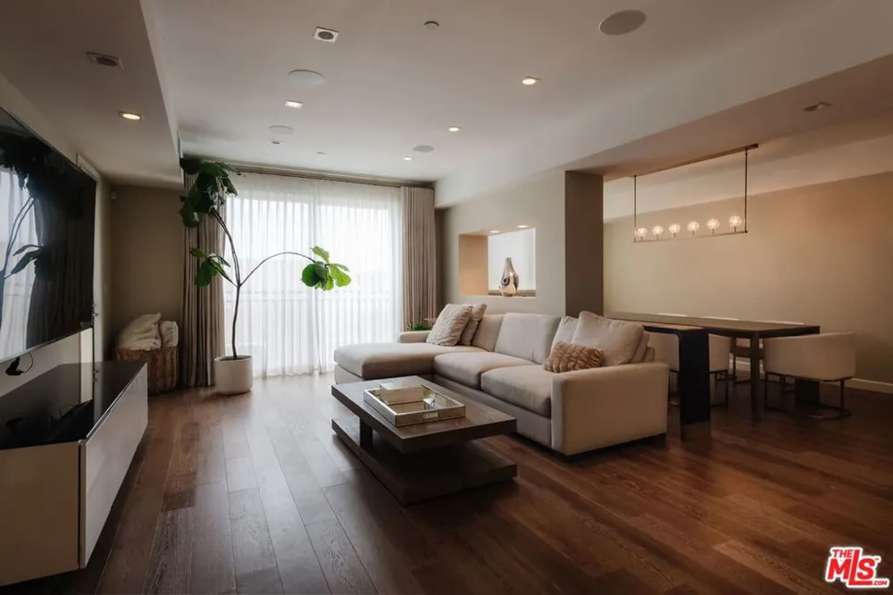 441 S Barrington Avenue #402