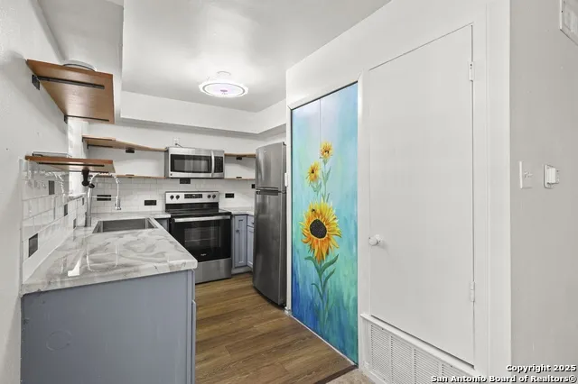 923 Vance Jackson #905