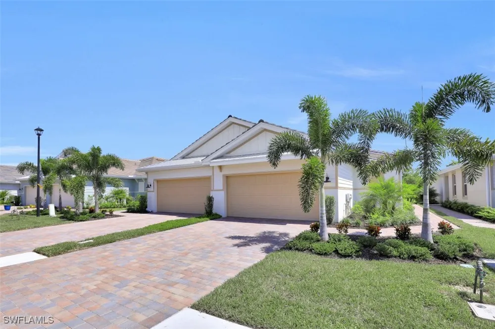 Edgewater Circle Naples, FL 34114