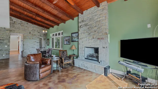 475 JACKSON RD Kingsbury, TX 78638
