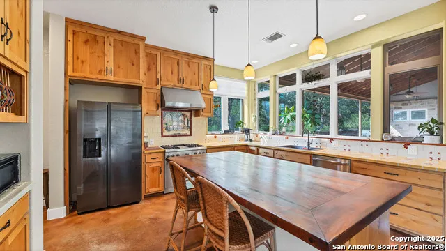 475 JACKSON RD Kingsbury, TX 78638