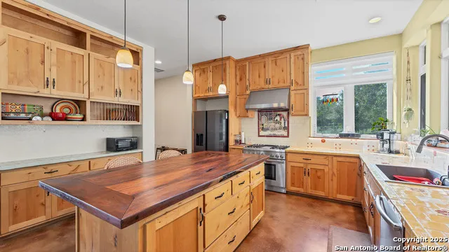475 JACKSON RD Kingsbury, TX 78638