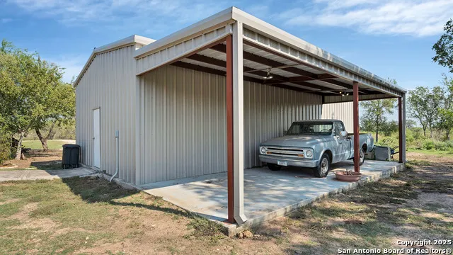475 JACKSON RD Kingsbury, TX 78638
